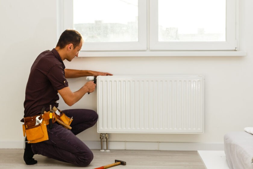 chauffagiste effectuant une purge de radiateur