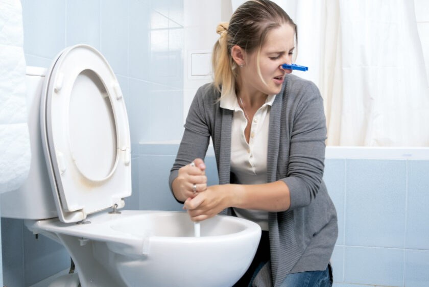 Déboucher un WC qui sent mauvais